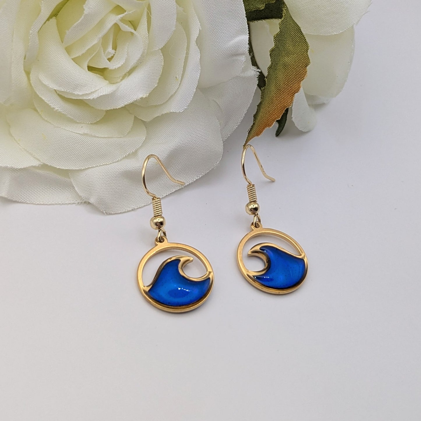 Resin wave dangle earrings
