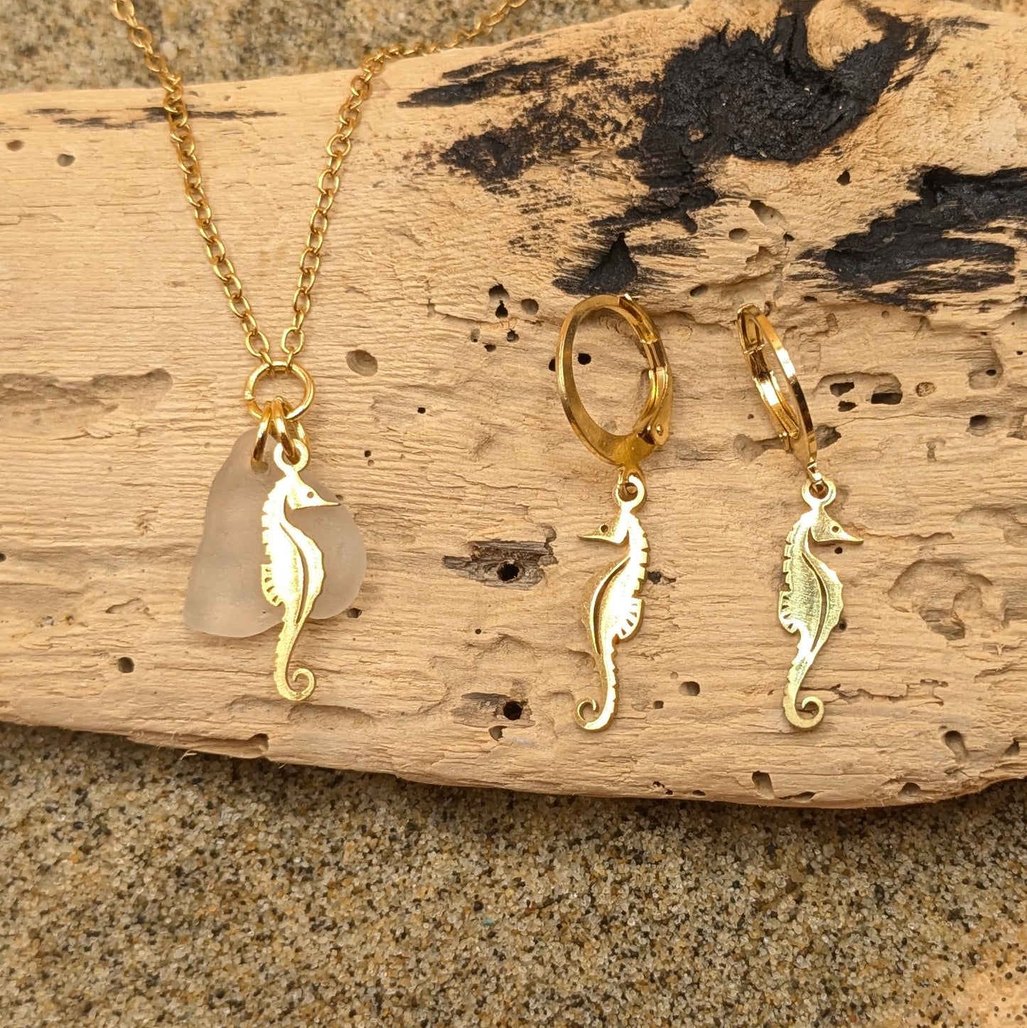 Seahorse kisses Huggie earrings (gold)