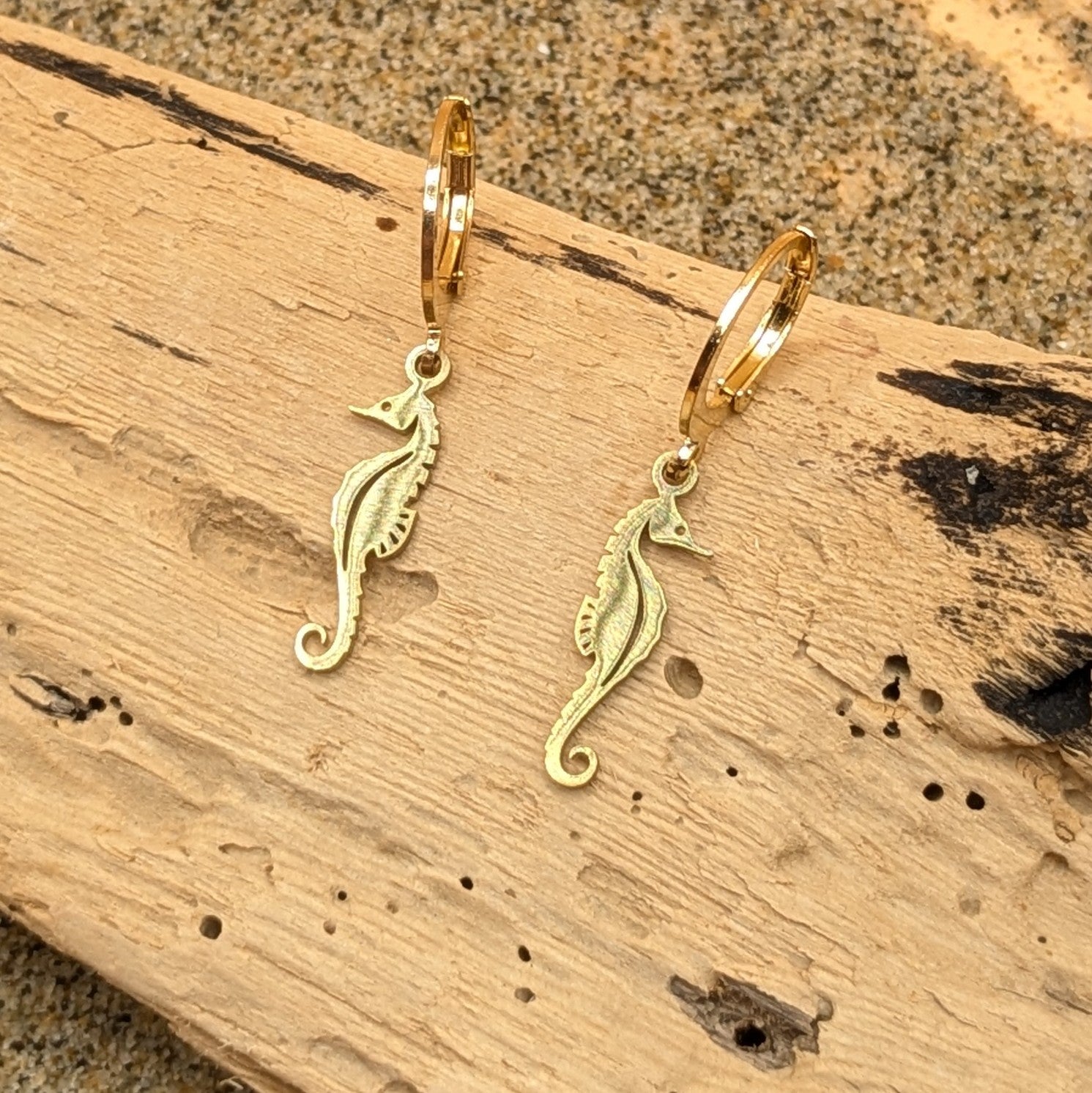 Seahorse kisses Huggie earrings (gold)