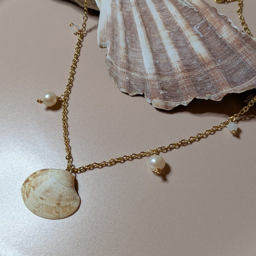 Clam shell and pearl necklace