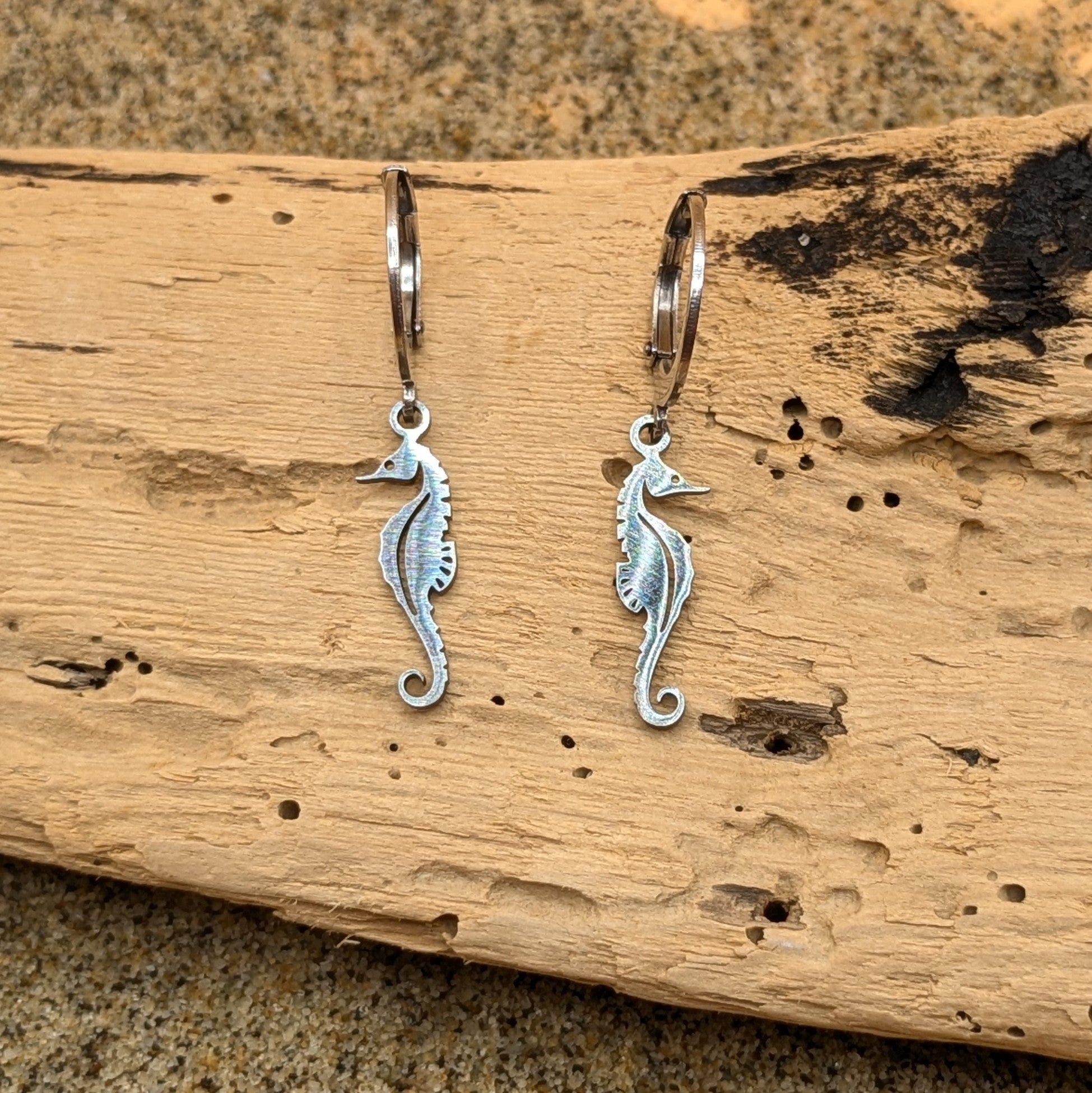 Seahorse kisses Huggies earrings (Silver)