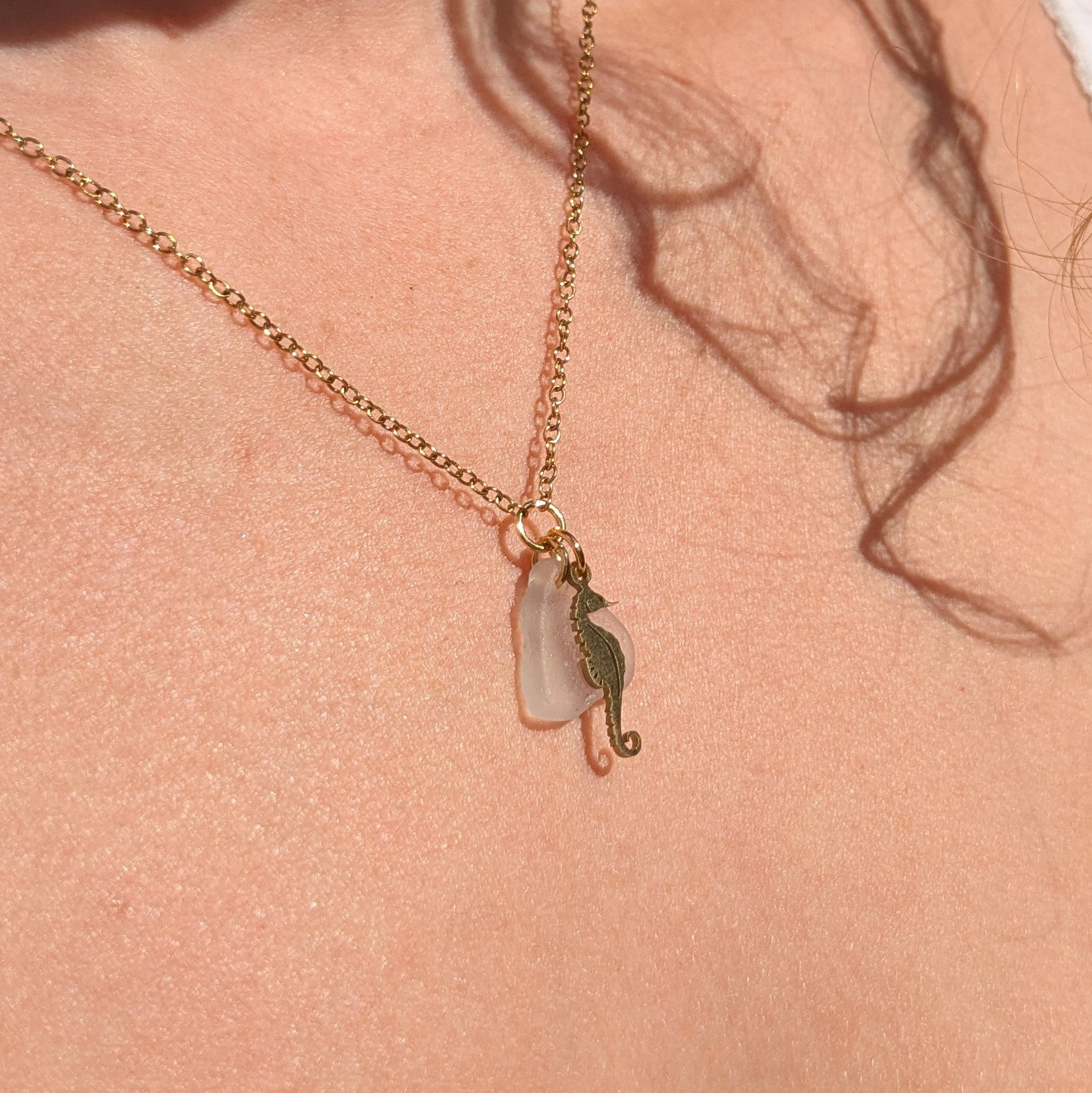 Seahorse kisses necklace (Gold)