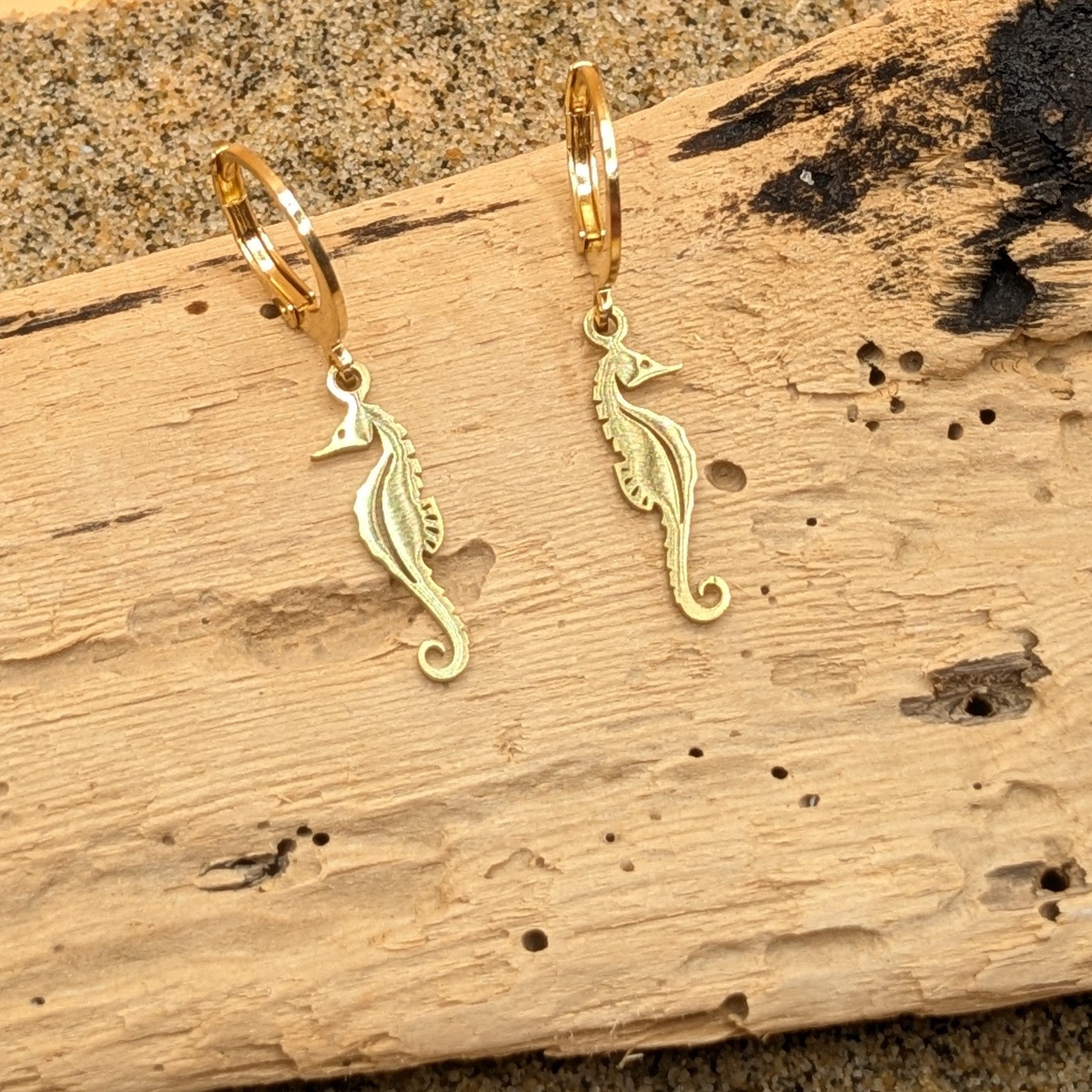 Seahorse kisses Huggie earrings (gold)