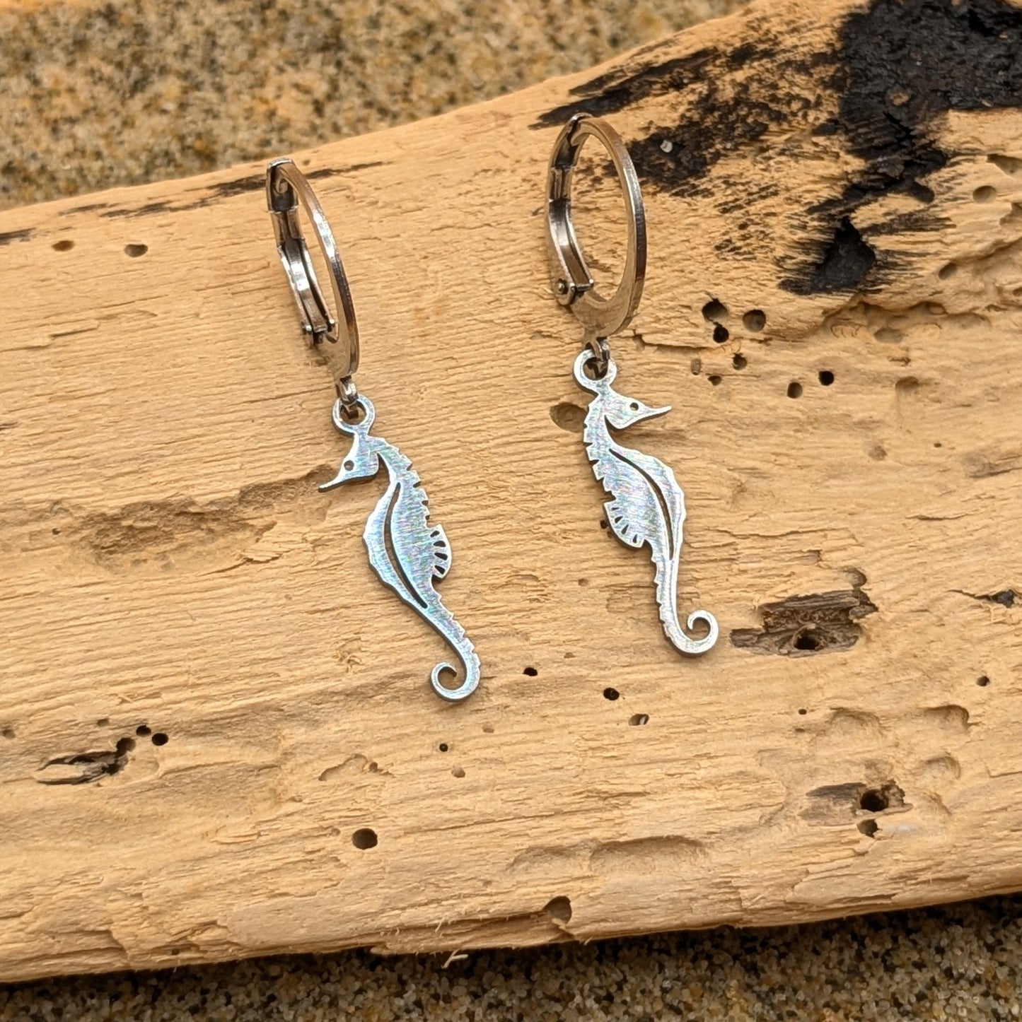 Seahorse kisses Huggies earrings (Silver)