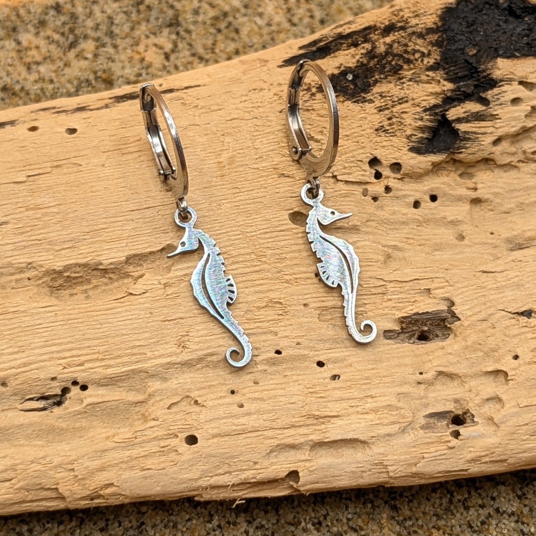 Seahorse kisses Huggies earrings (Silver)