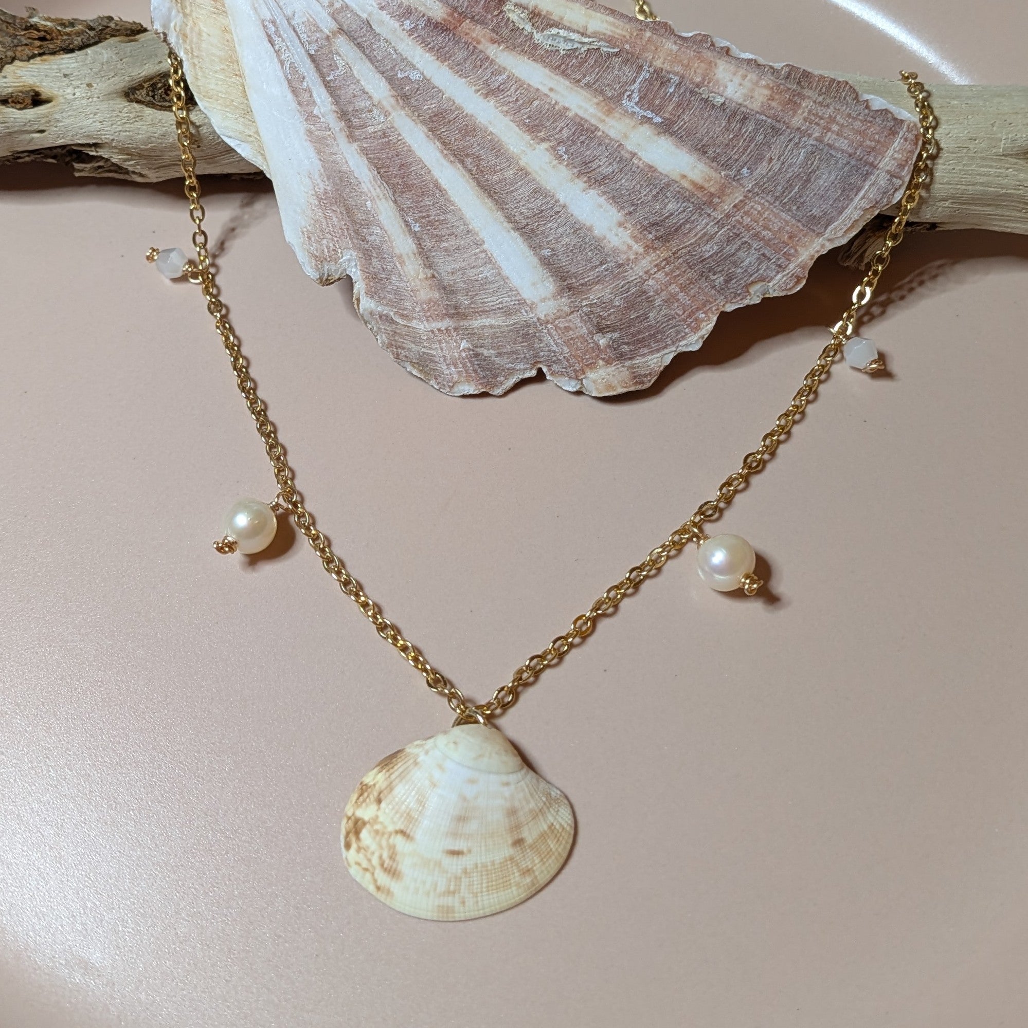 Clam shell and pearl necklace