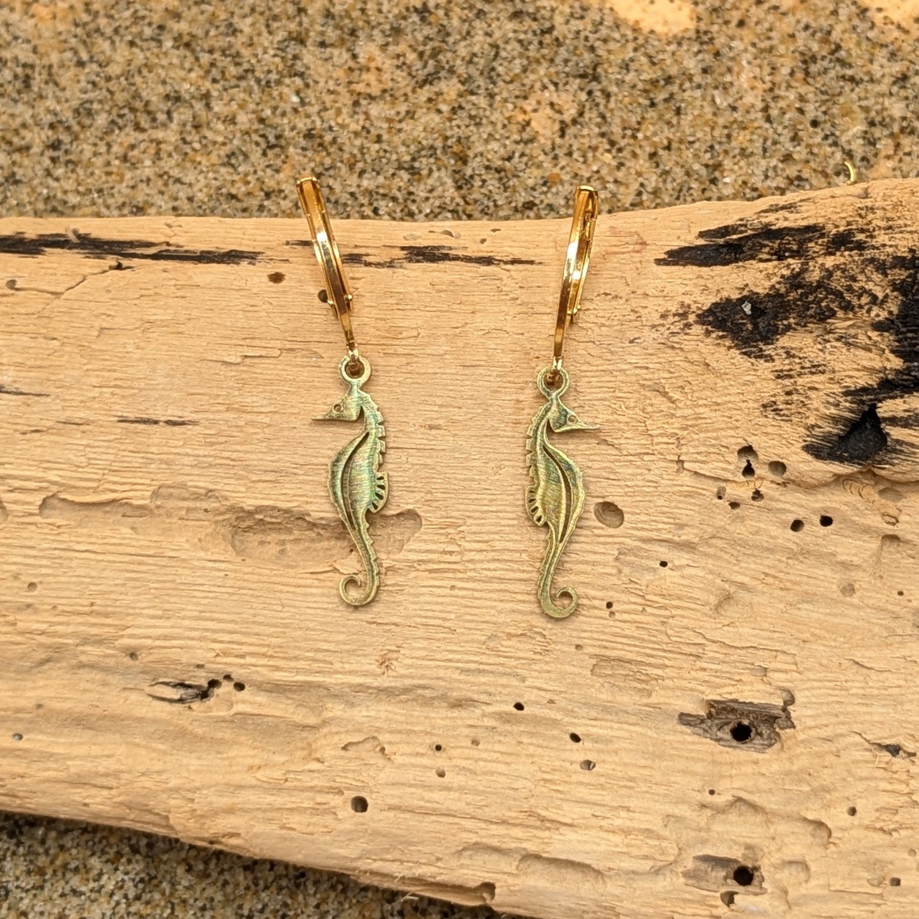 Seahorse kisses Huggie earrings (gold)